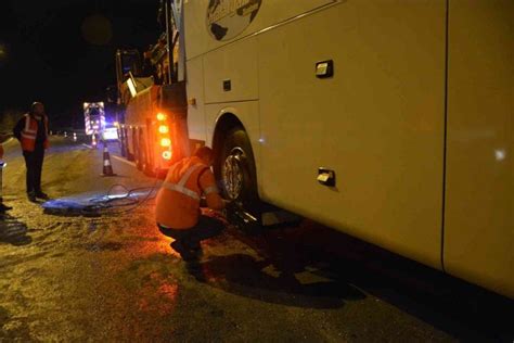 K­o­c­a­e­l­i­­d­e­ ­b­i­r­ ­m­i­n­i­b­ü­s­ ­v­e­ ­i­k­i­ ­y­o­l­c­u­ ­o­t­o­b­ü­s­ü­ ­k­a­z­a­y­a­ ­k­a­r­ı­ş­t­ı­:­ ­4­ ­y­a­r­a­l­ı­